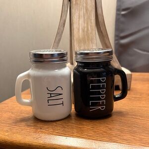 Salt and Pepper Shaker Set - Black and White